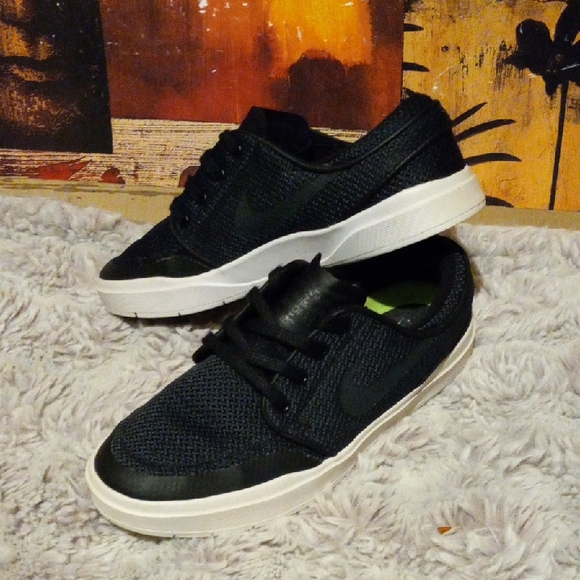 Nike Dark Green and White Athletic Shoes - Picture 2 of 5